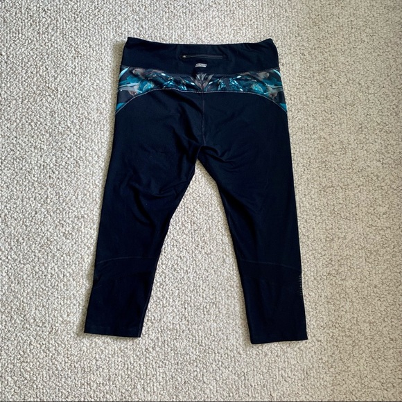 Express capri leggings with mesh detail - Picture 4 of 7